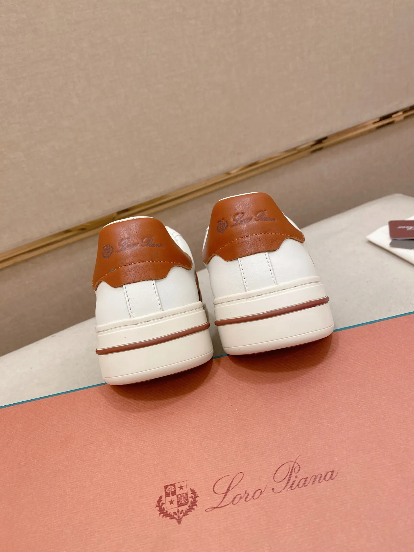 Men's shoes💰: 580💰🔥𝐥𝐨𝐫𝐨 𝐏𝐢𝐚𝐧𝐚 lp classic loafers, an Italian treasure brand, the only brand that can match Hermès! Only after wearing it do we realize that we can’t live up to our feet. The upper is made of imported first-layer cowhide with breathable fly-knit fabric, water-dyed cowhide foot pads, and the official original glass rubber outsole and pendant. Exclusive original packaging (tag ➕ brand paper ➕ outer box ➕ hand bag) code number: 38-44. Can be customized 45-46